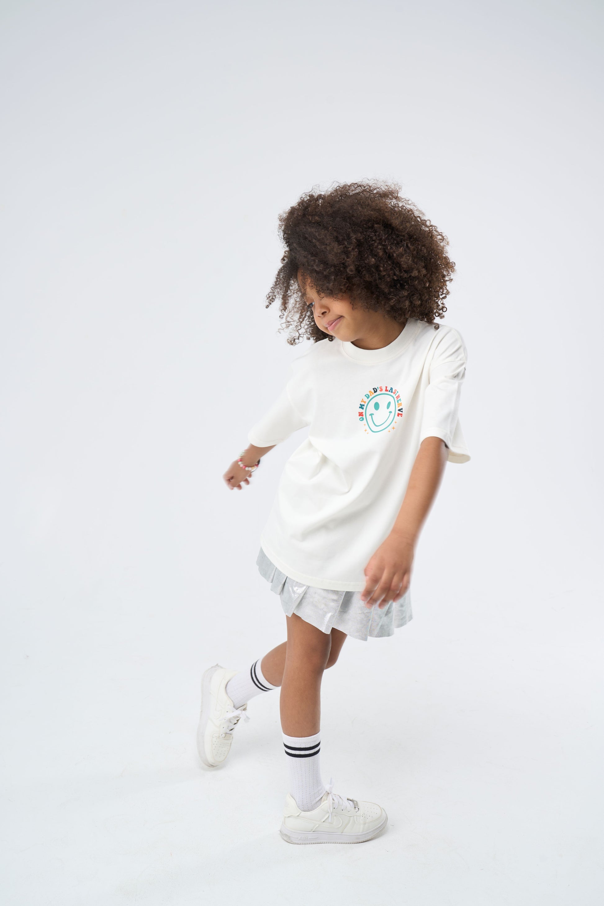 Child wearing an Offwhite Oversized T-Shirt with a print on the T-Shirt